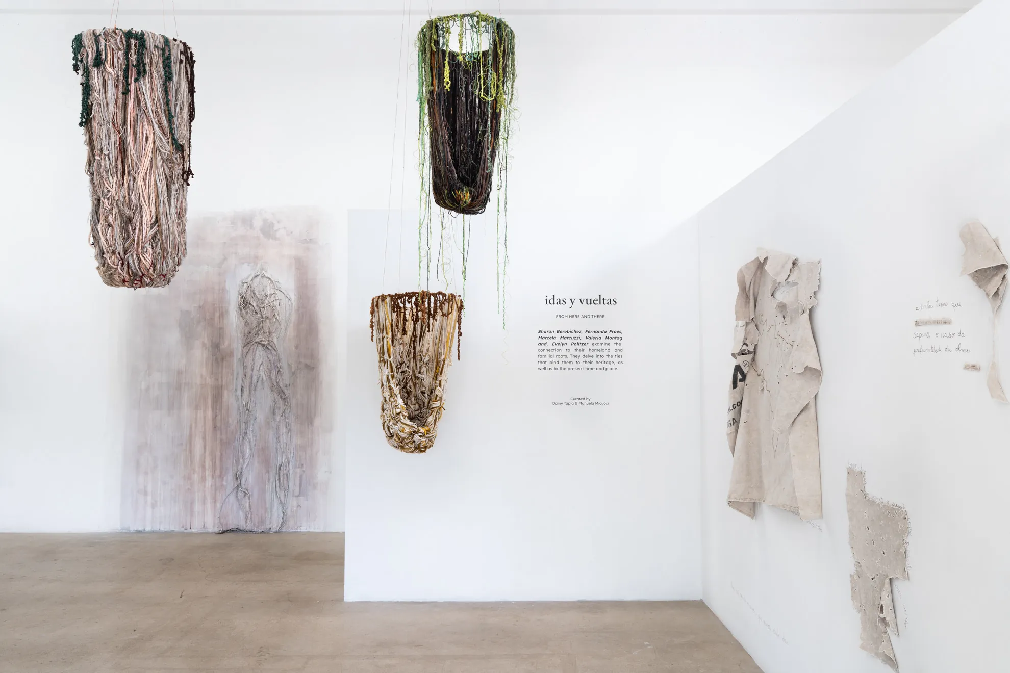 idas y vueltas gallery installation wide view
